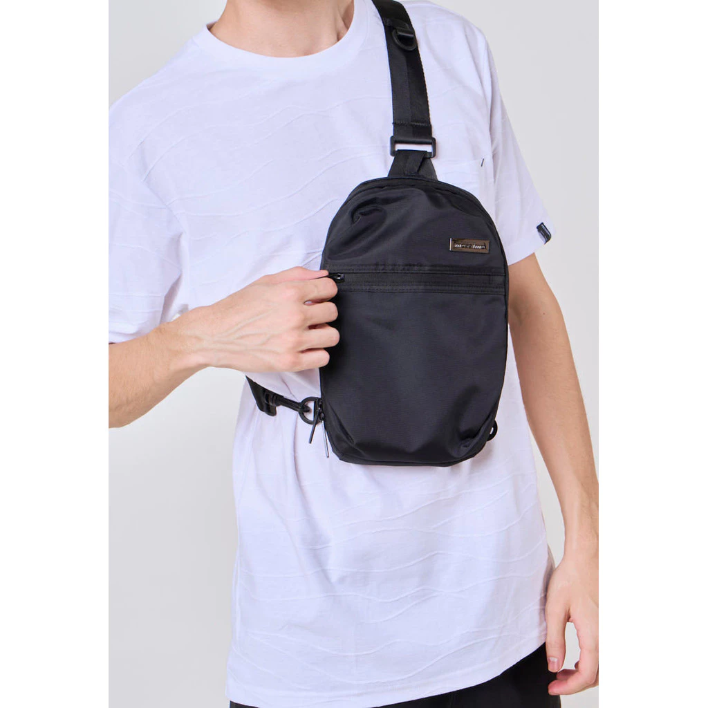 40% OFF Mossimo Oliver Black Body Bag