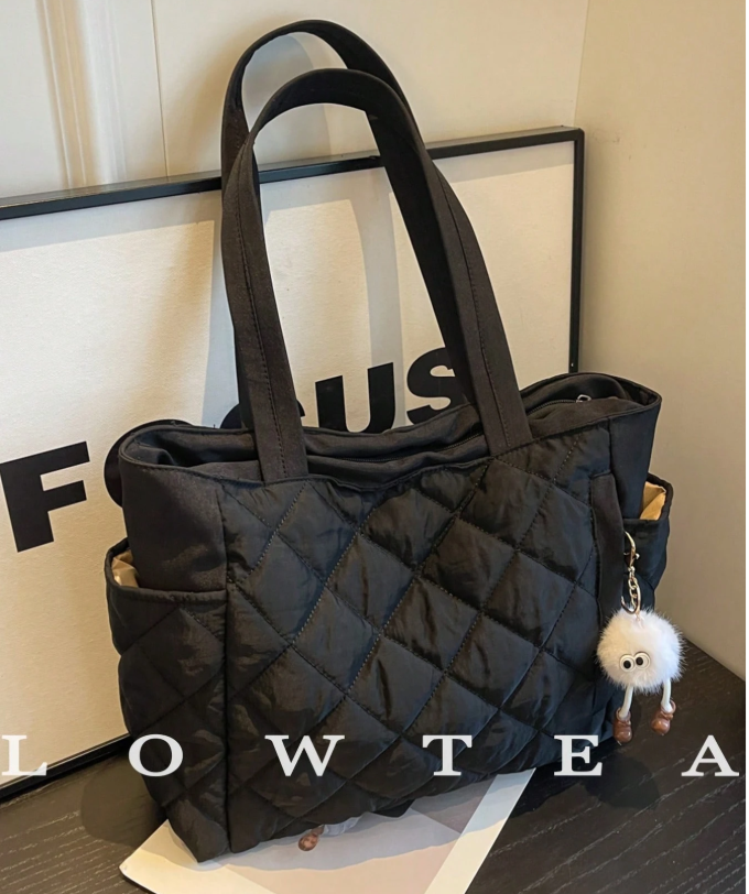 12% OFF New Large Capacity Diamond Quilted Dual Handle Women's Shoulder Bag, Lightweight And Portable, Suitable For Summer Outdoor Travel, Comes With Pendant Accessory (Sold With Pendant)