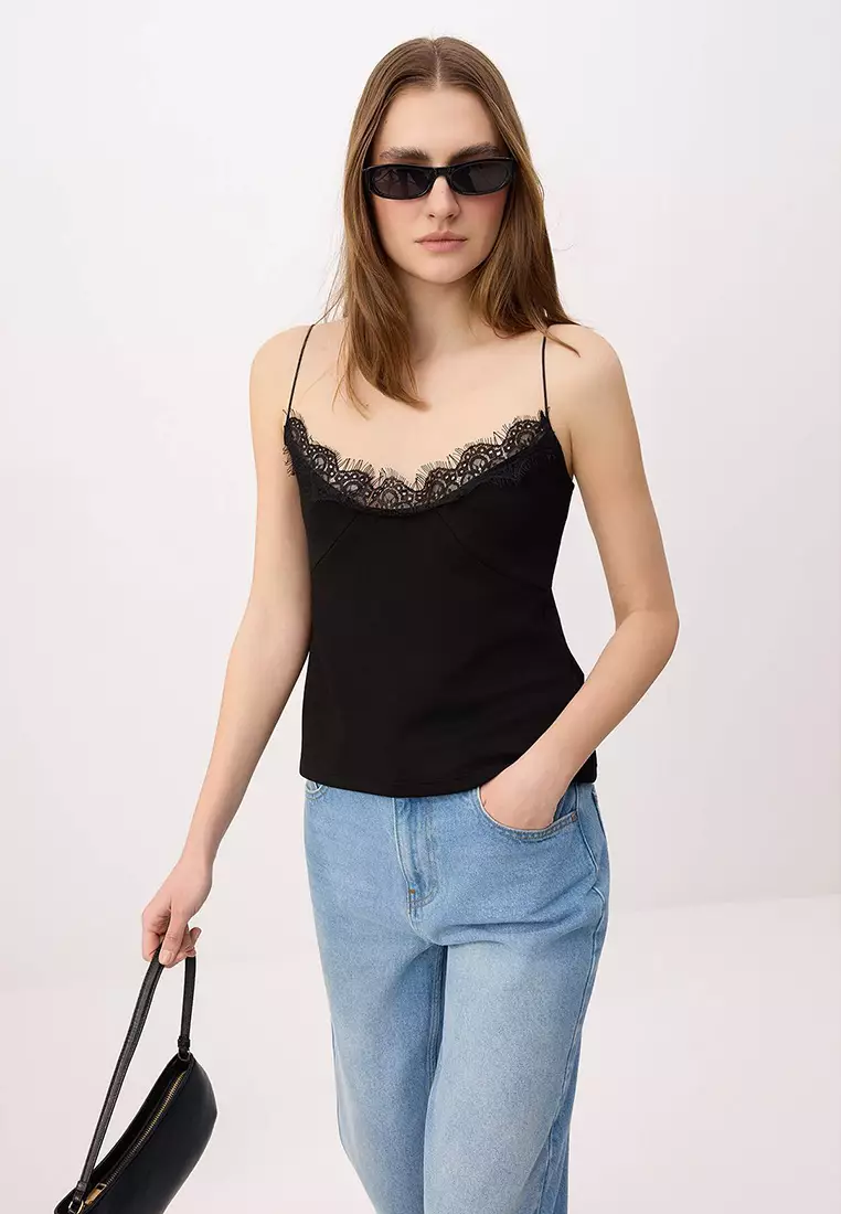31% OFF Black Plain Regular V-Neck Spaghetti Strap Sleeveless D Lace Detailed Interlock Knitted Blouse Twoss26Bz669