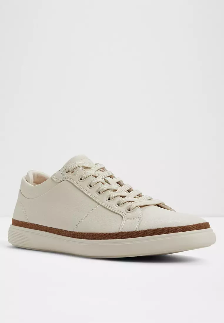 62% OFF Finespec Low-Top Sneakers