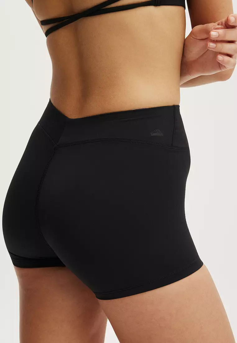 62% OFF Ultra Luxe Invisible Scrunch V Shortie Shorts